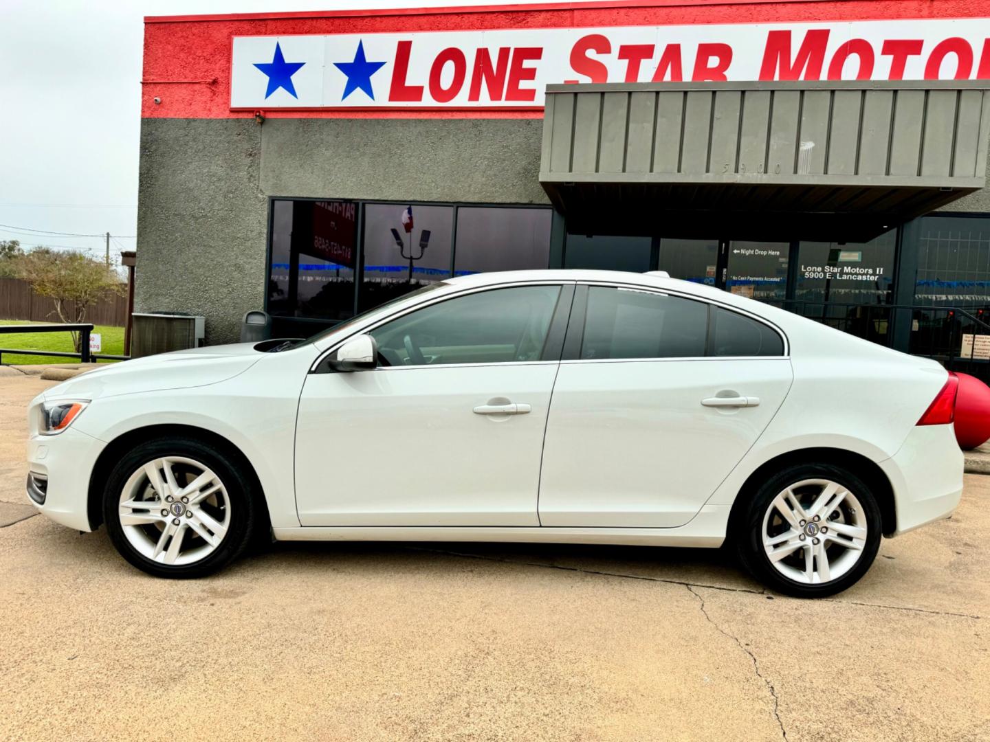 2015 WHITE VOLVO S60 PREMIER PLUS (YV140MFC3F1) , located at 5900 E. Lancaster Ave., Fort Worth, TX, 76112, (817) 457-5456, 0.000000, 0.000000 - This is a 2015 VOLVO S60 PREMIER PLUS 4 DOOR SEDAN that is in excellent condition. There are no dents or scratches. The interior is clean with no rips or tears or stains. All power windows, door locks and seats. Ice cold AC for those hot Texas summer days. It is equipped with a CD player, AM/FM radi - Photo#3